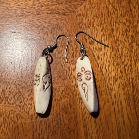 Namaste drop pierced earrings - Picture 3 of 3